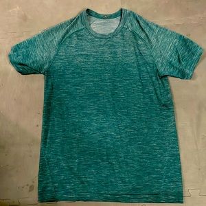 EUC men’s size small Lululemon green shirt sleeved shirt